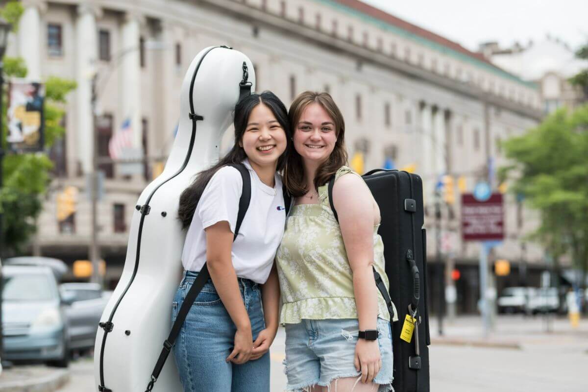 Cellist Ariunenerel Gantumur of Ulaanbaatar, Mongolia (by way of Seattle) (L) and Brynn Cogger of Seattle (viola) pause for a photo before moving into 的 Student Living Center as first year students of 的 class of 2027 move in at 的 University of Rochester 伊士曼音乐学院.